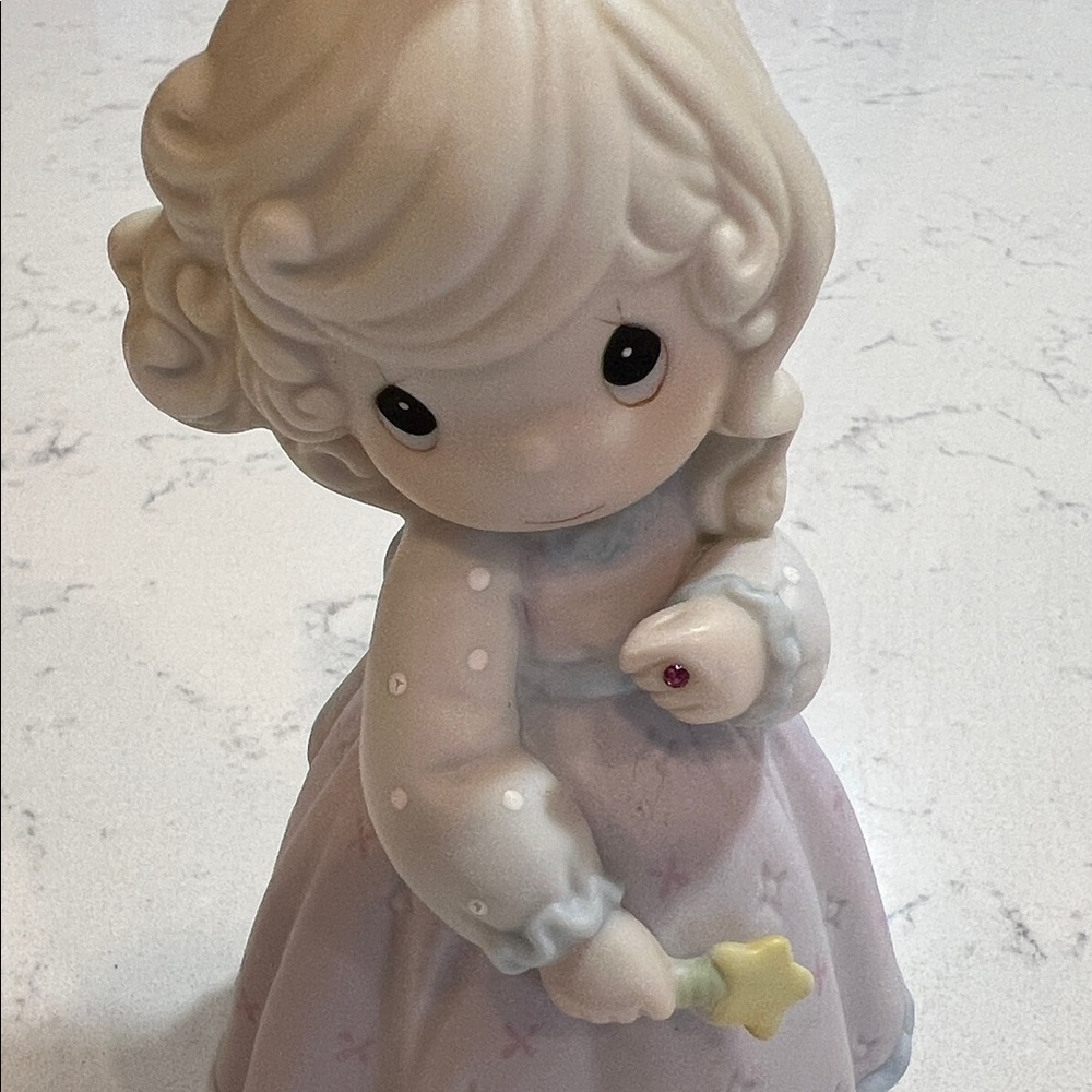 PRETTY AS A PRINCESS 526053 Precious Moments Figurine ©1995 - Picture 5 of 9